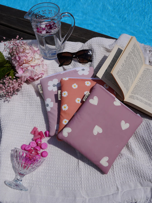 Pochette à liseuse imperméable – Coeurs blancs