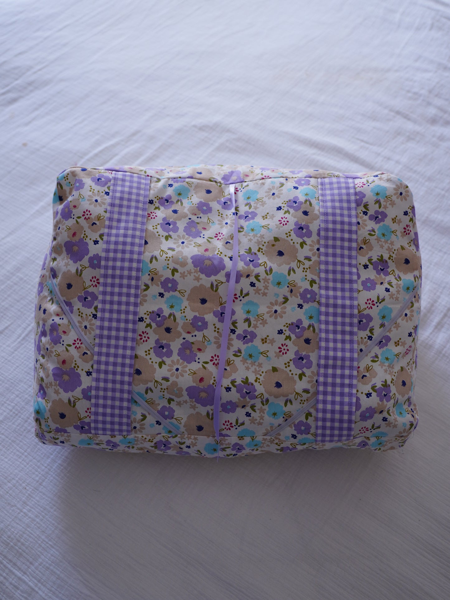 Coussin de lecture fleurs violettes