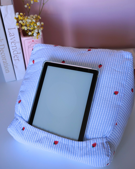 Coussin pour liseuse fraises bleues