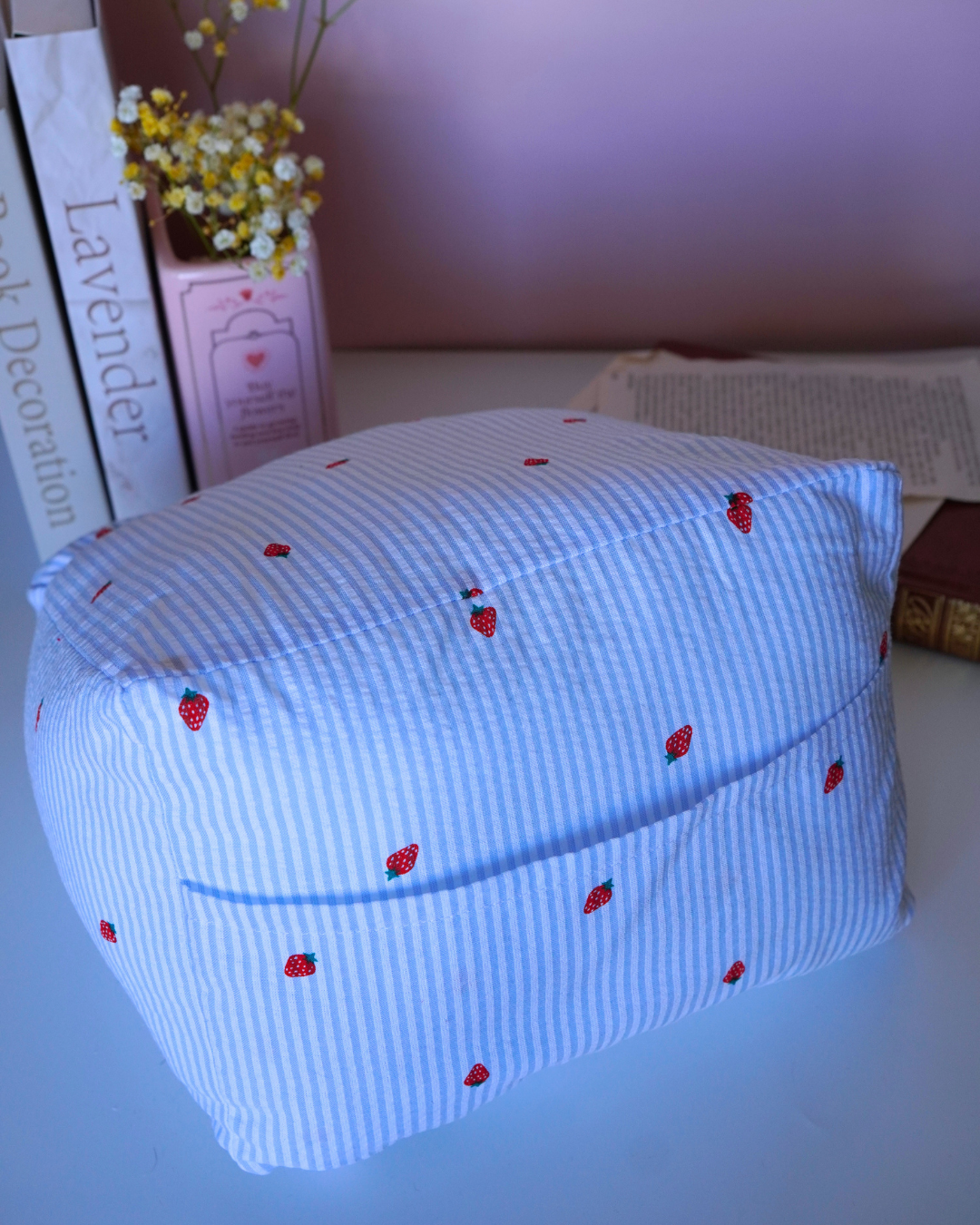 Coussin pour liseuse fraises bleues