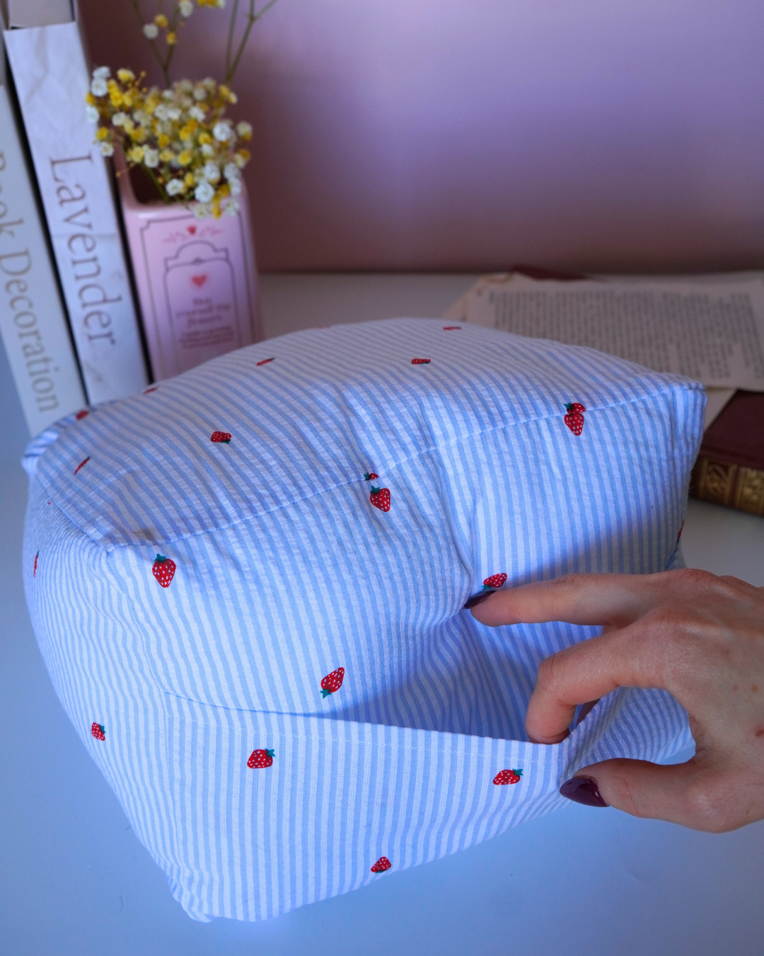 Coussin pour liseuse fraises bleues