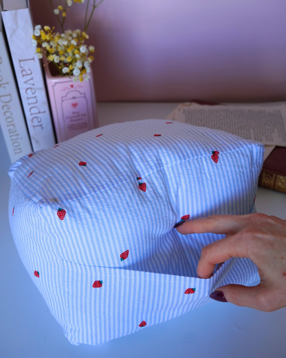 Coussin pour liseuse fraises bleues
