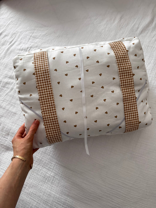 Coussin de lecture coeurs marrons