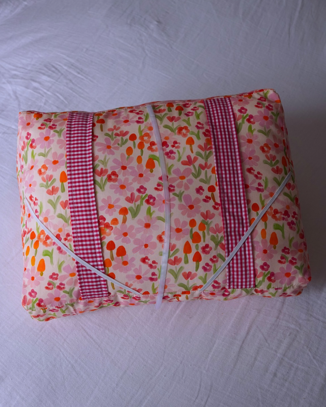 Coussin de lecture fleurs oranges
