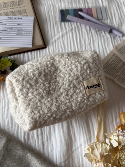 Trousse à maquillage en tissu bouclette écru avec doublure vichy beige