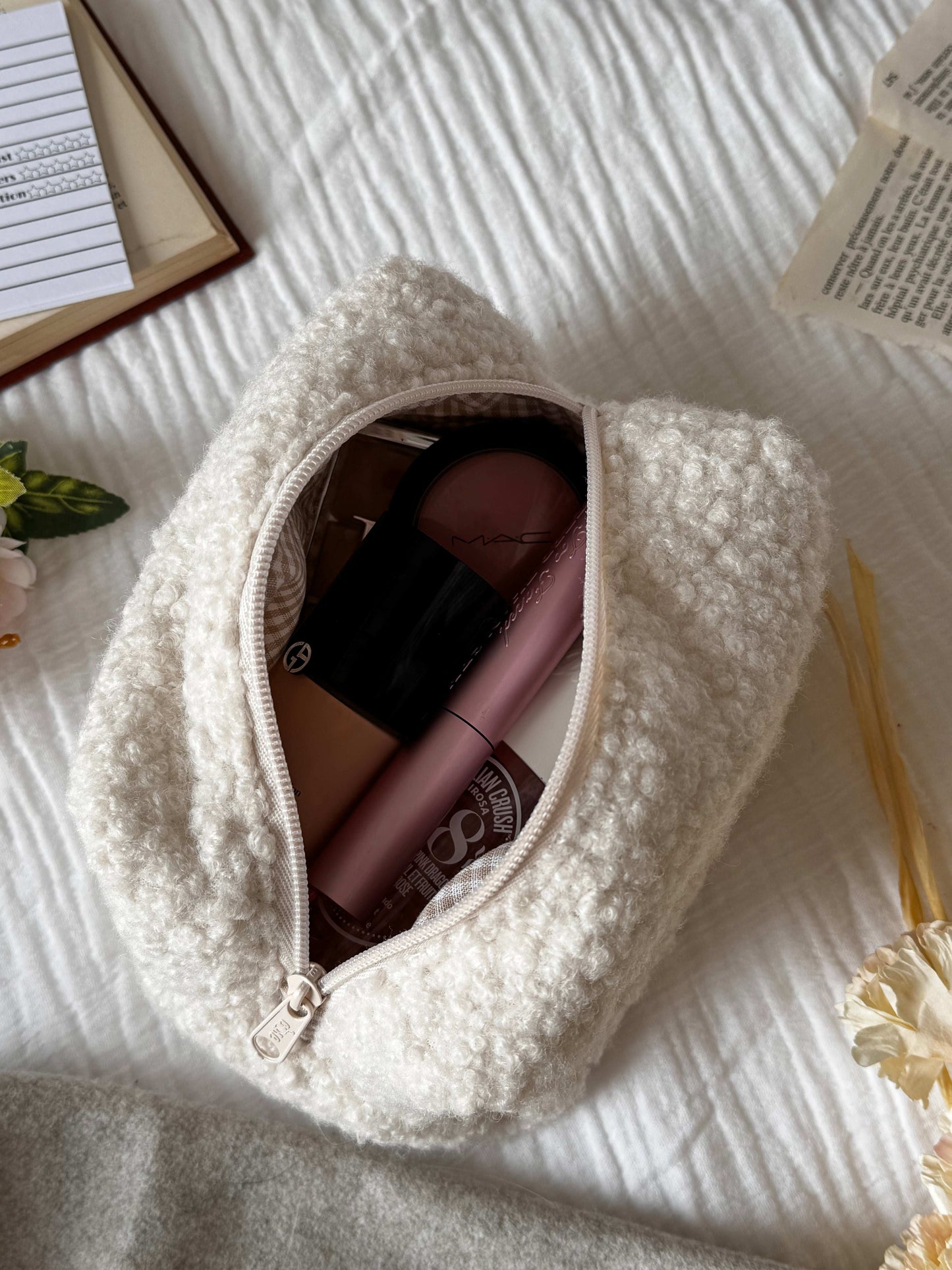 Trousse Lina ouverte avec produits de maquillage à l’intérieur