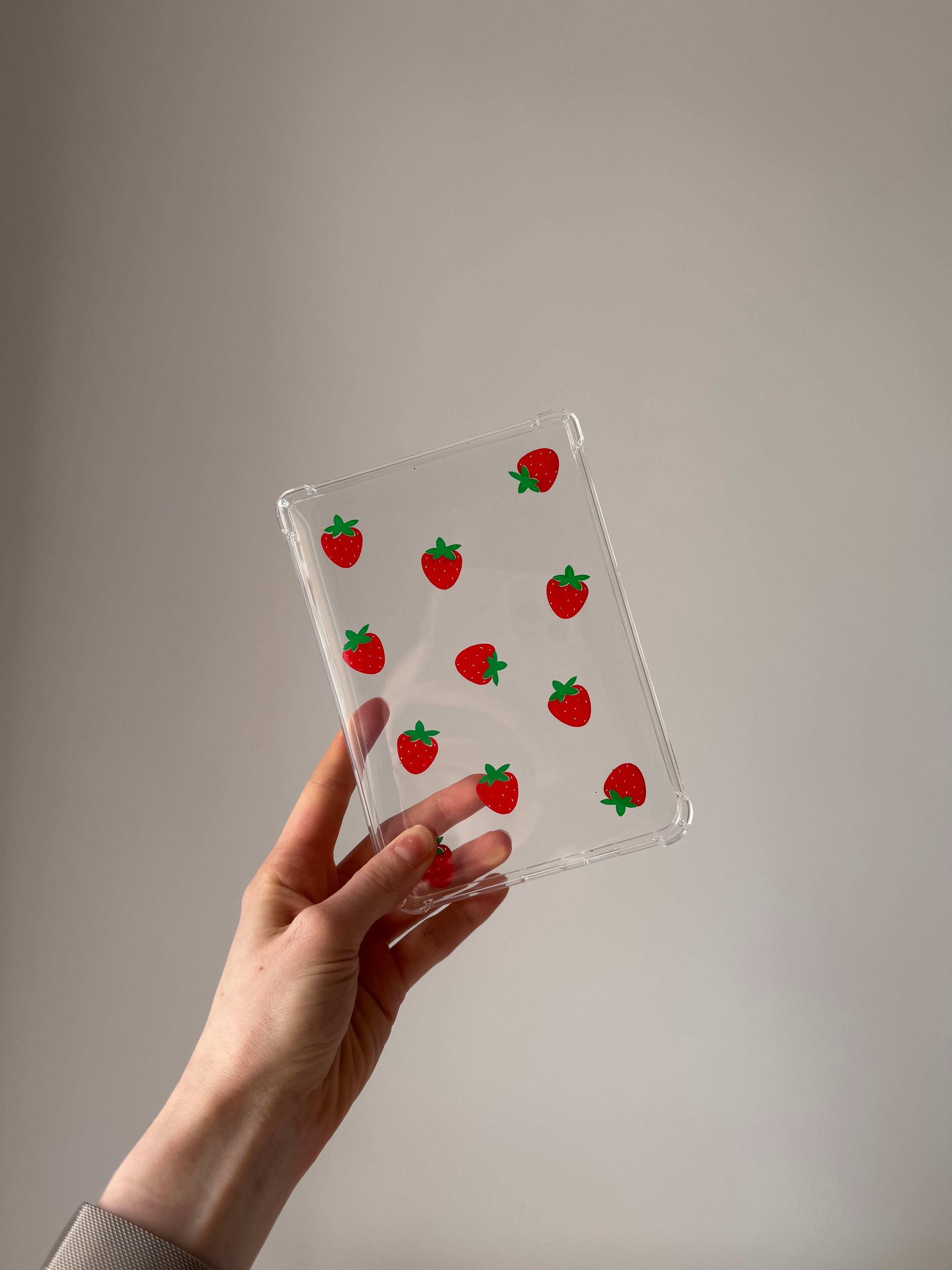 Étui liseuse décoré avec des fraises