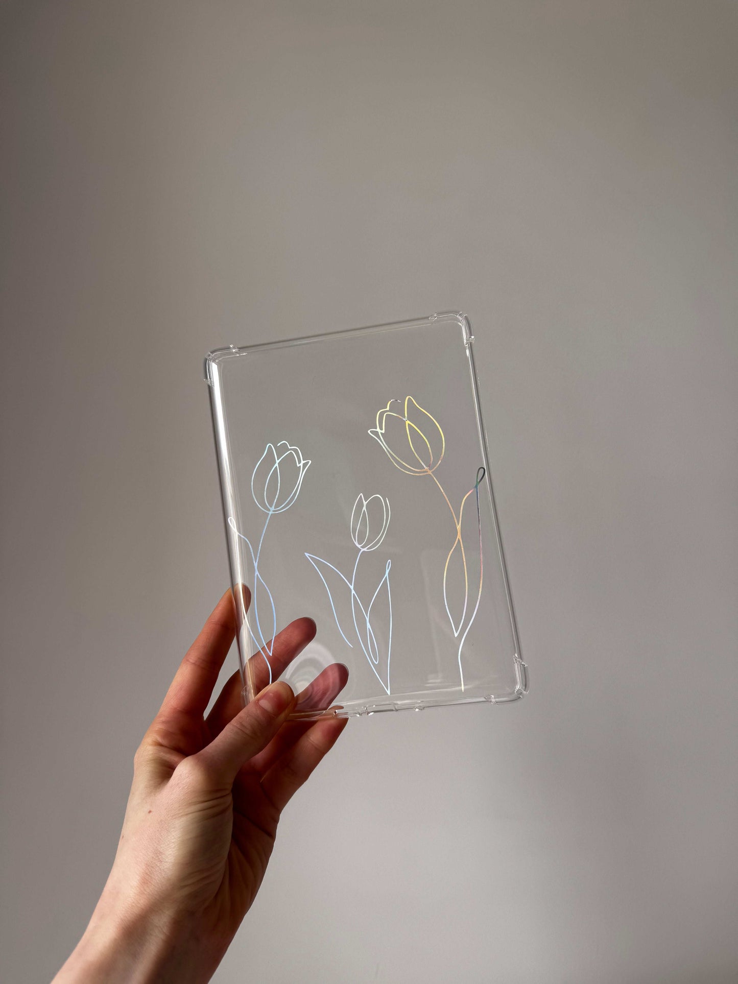 Coque liseuse transparente avec tulipes holographiques - en main