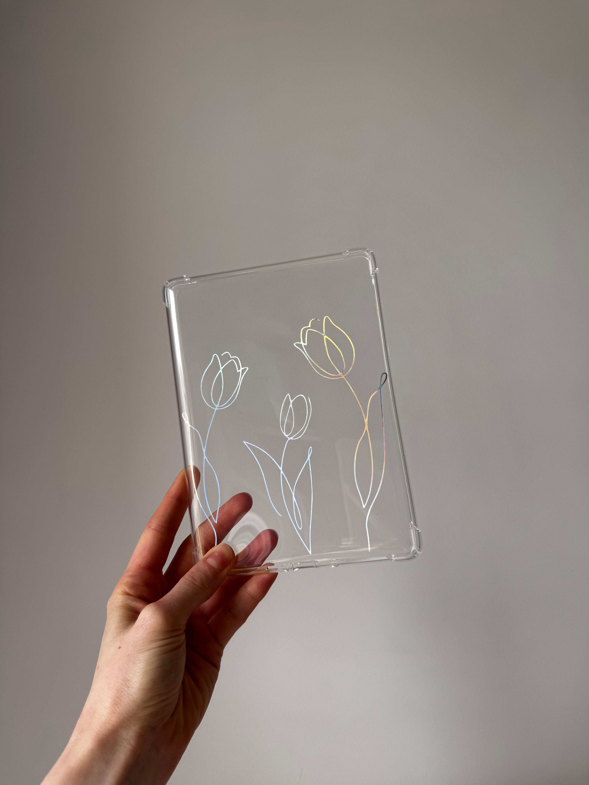 Coque liseuse transparente avec tulipes holographiques - en main