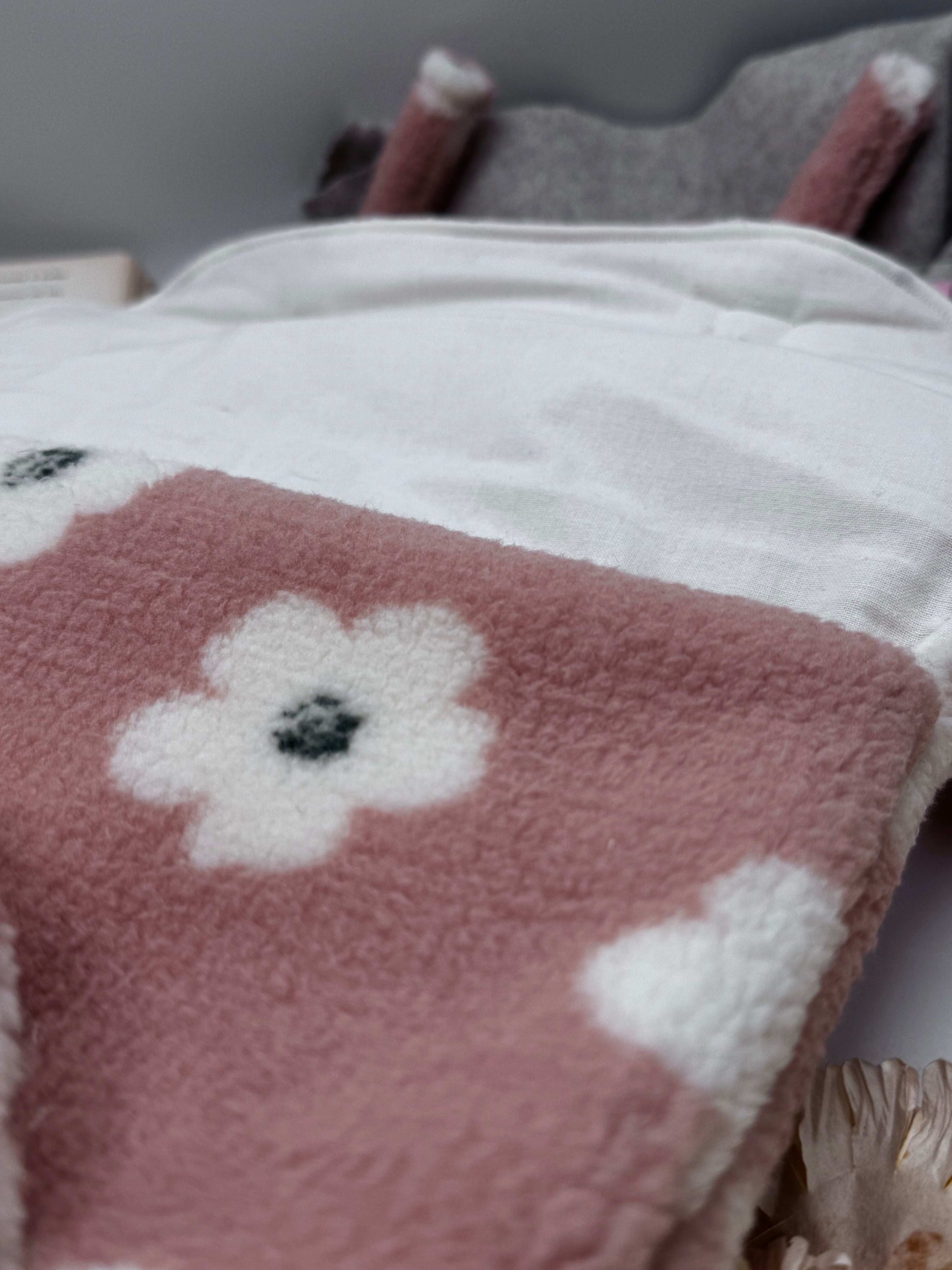 Housse pour livre ou ordinateur en tissu Teddy rose - Modèle Fleur - Aurea Créations