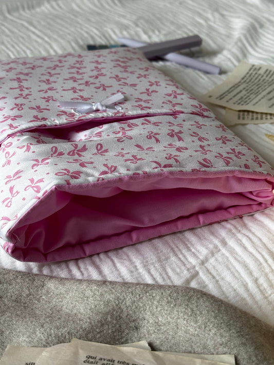 Pochette à livre Colette – Imprimé nœuds roses avec poche avant - Aurea Créations
