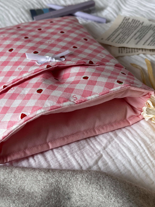 Pochette à livre Lilou – Vichy rose & fraises - Aurea Créations