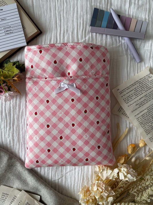 Pochette à livre Lilou – Vichy rose & fraises - Aurea Créations