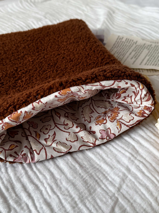 Pochette à livre Sienna – Tissu bouclette marron & doublure florale - Aurea Créations